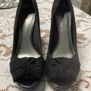 Fioni 8 1/2 Black Sueded peep toe pumps Like New